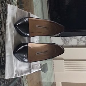 Manolo Blahnik, basic black leather pump